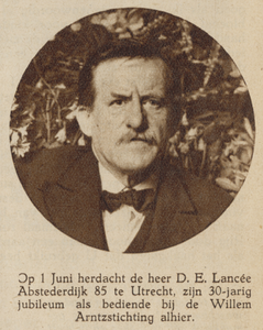 874387 Portret van D.E. Lancee (Abstederdijk 85) te Utrecht, die 30 jaar in dienst is bij de Willem Arntzstichting.
